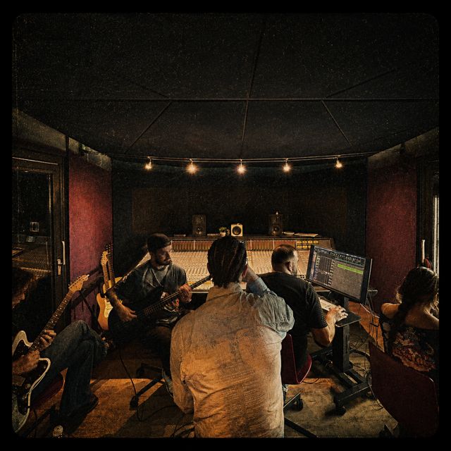 AnalogHeads - 'Tell Me Where You At (Jamming from Abbey Road Institute Amsterdam) (feat. Motta)' [Ringtone]